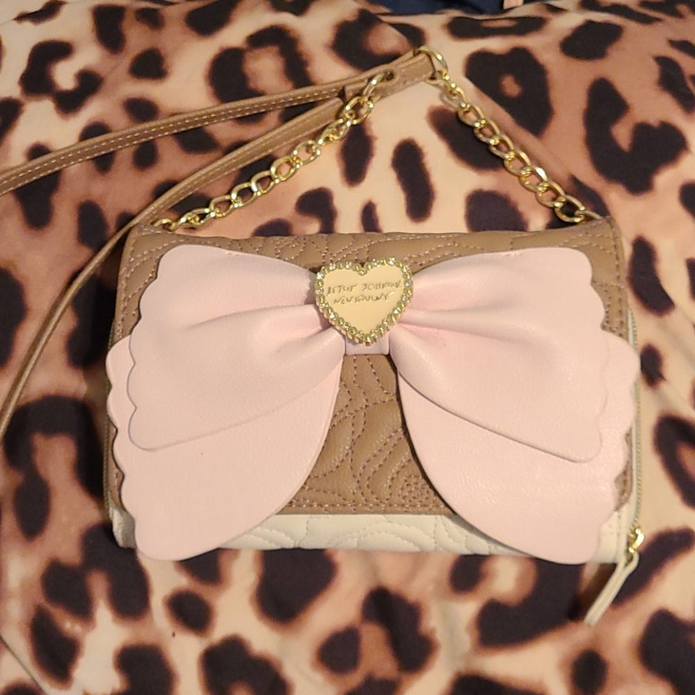Betsey Johnson wallet on a string💕